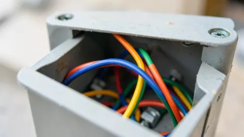 ile zostawić przewodu w puszce