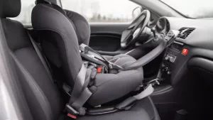 Przewożenie dziecka w foteliku na przednim siedzeniu