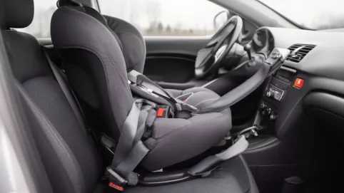 Przewożenie dziecka w foteliku na przednim siedzeniu